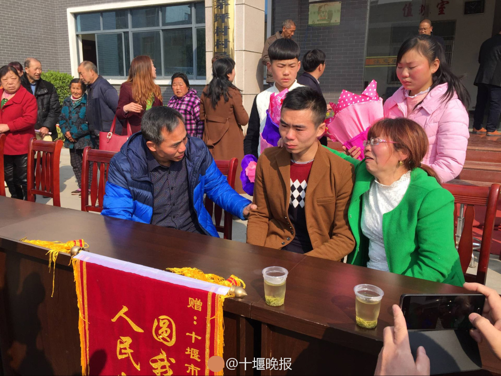時(shí)隔20年 被拐男子與母親痛哭擁抱