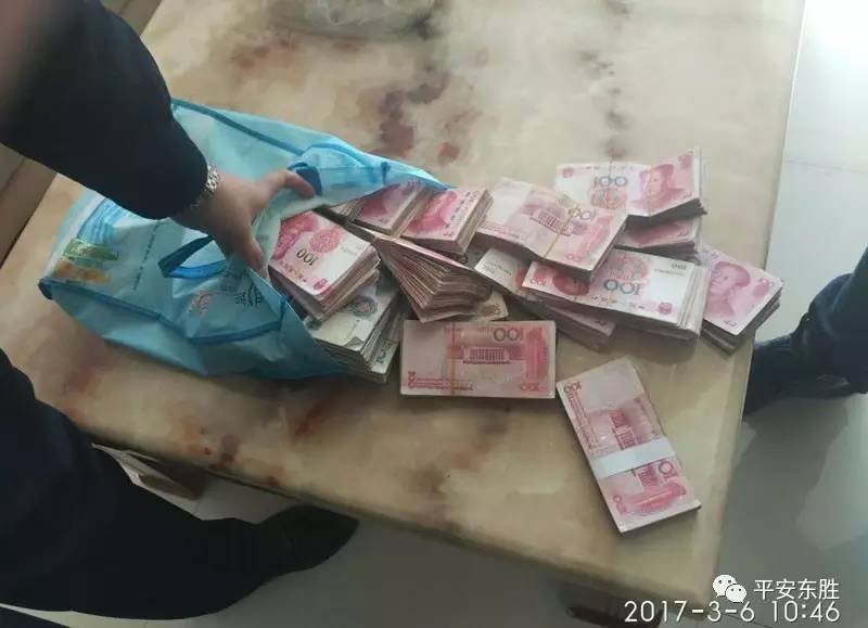 年度最心大先生將17萬錯(cuò)當(dāng)垃圾丟掉，拾荒老人如數(shù)歸還