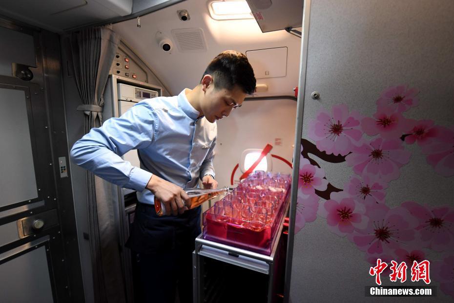 三八節(jié) 廈航“暖男”空乘打造“十里桃林”夢幻機艙[組圖]