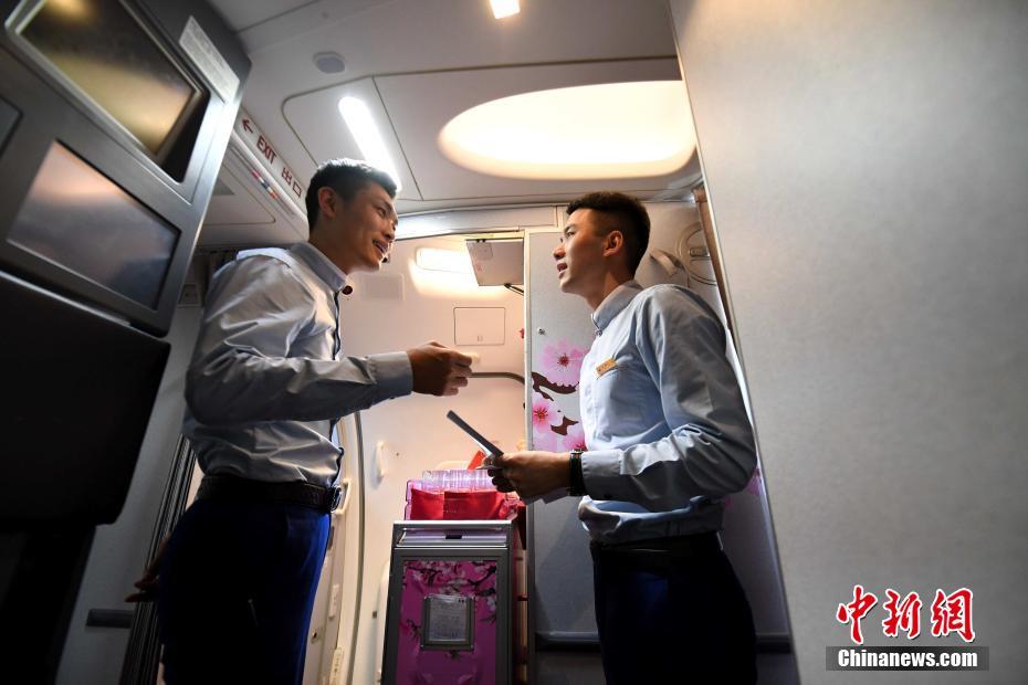 三八節(jié) 廈航“暖男”空乘打造“十里桃林”夢幻機(jī)艙[組圖]