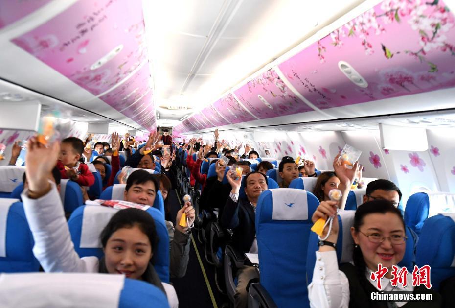 三八節(jié) 廈航“暖男”空乘打造“十里桃林”夢幻機艙[組圖]