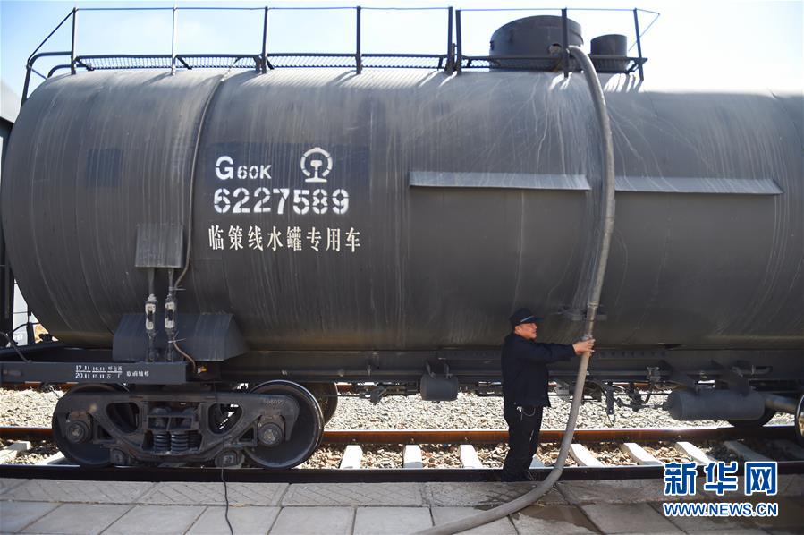 穿行在無(wú)人禁區(qū)的“生命列車”[組圖]