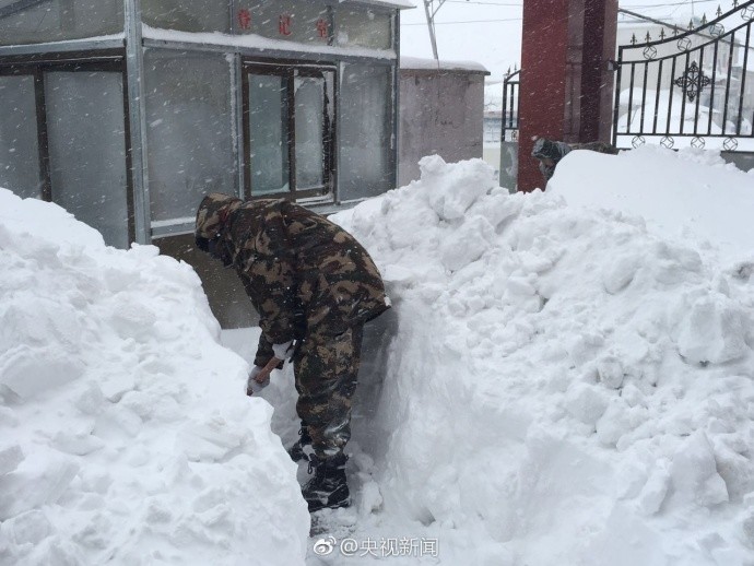 西藏多地出現(xiàn)特大暴雪 積雪半米厚（組圖）