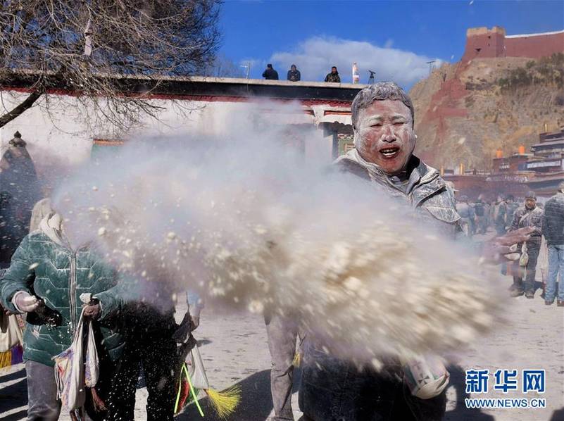 近萬(wàn)名群眾參加西藏豎經(jīng)幡柱拋撒糌粑祈福活動(dòng)（組圖）