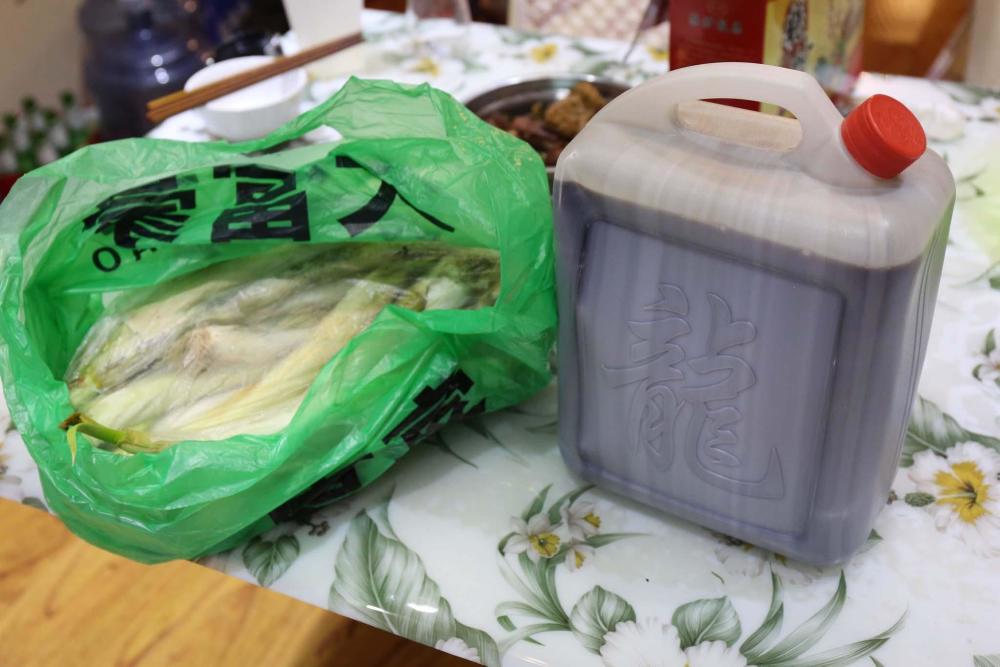 女兒遠(yuǎn)嫁 父母跨越數(shù)千里為她背來(lái)了這些(組圖)
