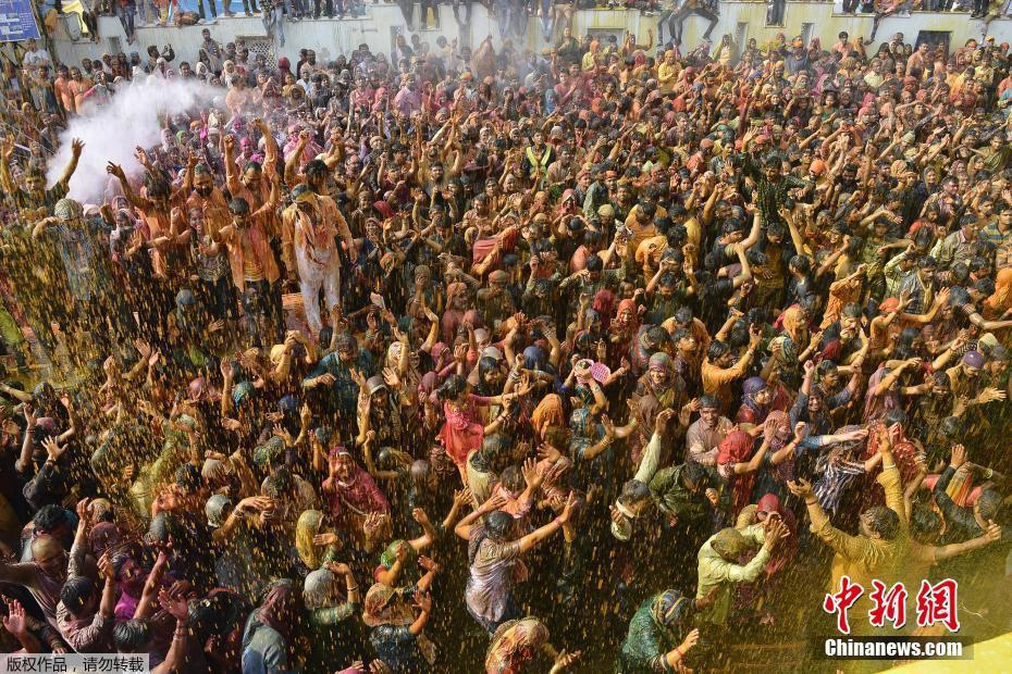 印度民眾high玩慶祝胡里節 彩色粉末灑滿臉（組圖）