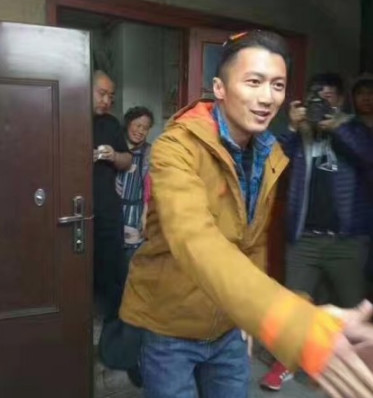 春游的節(jié)奏？謝霆鋒北京吃鹵煮炸醬面逛胡同