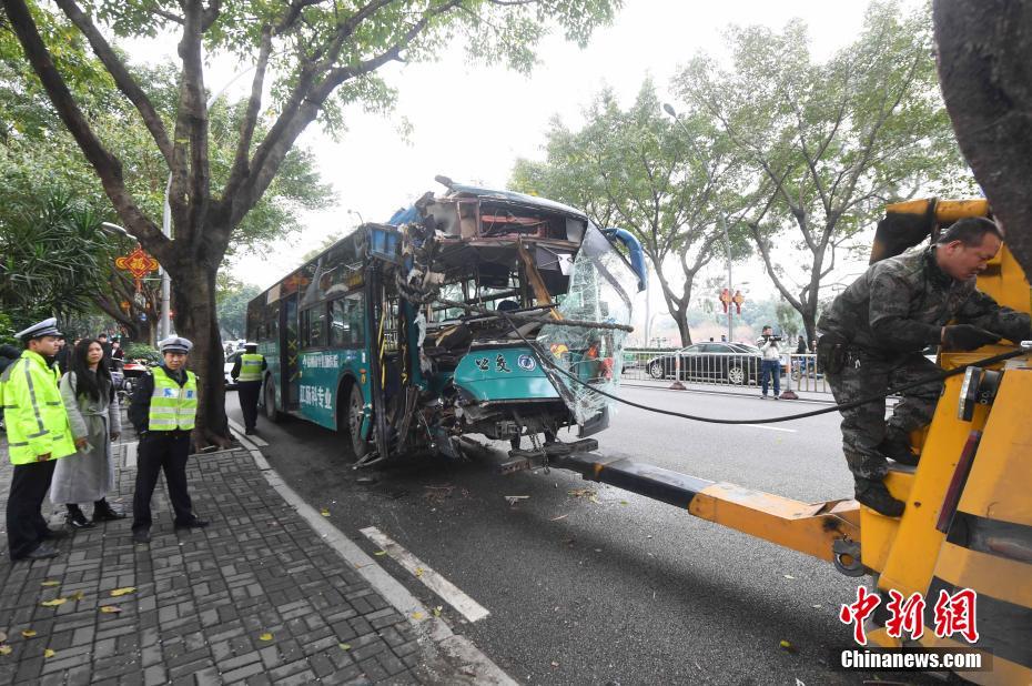 福州一公交車撞上行道樹致16人受傷 車頭受損嚴重