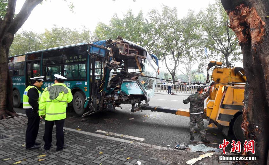 福州一公交車(chē)撞上行道樹(shù)致16人受傷 車(chē)頭受損嚴(yán)重