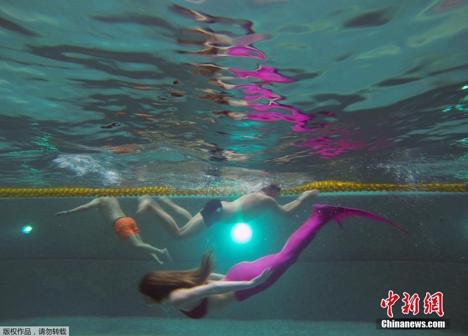 莫斯科開設(shè)美人魚培訓(xùn)學(xué)校 水中展示曼妙身姿