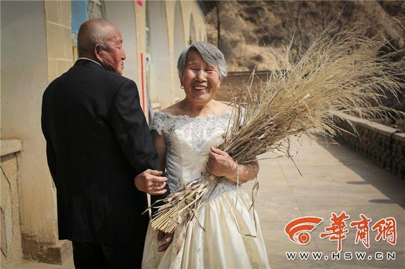 滿滿的都是愛！陜西米脂老夫妻耄耋之年拍婚紗照