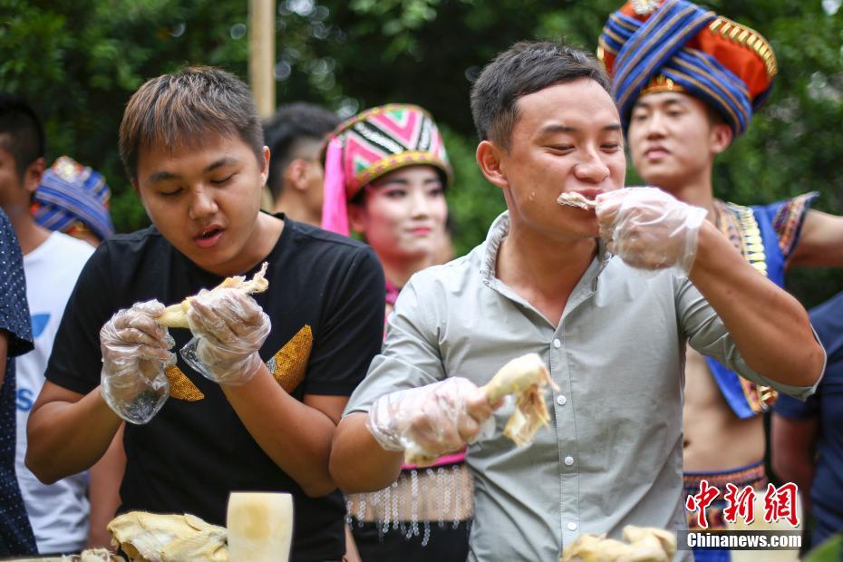 三亞一景區(qū)設(shè)“百雞宴” 游客狼吞虎咽比賽吃雞