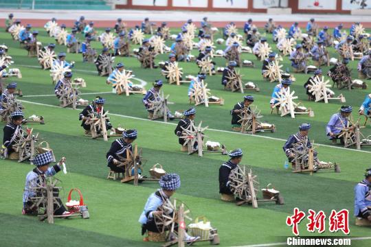 繡娘挑戰世界紀錄 331架紡線機整齊劃一(圖)