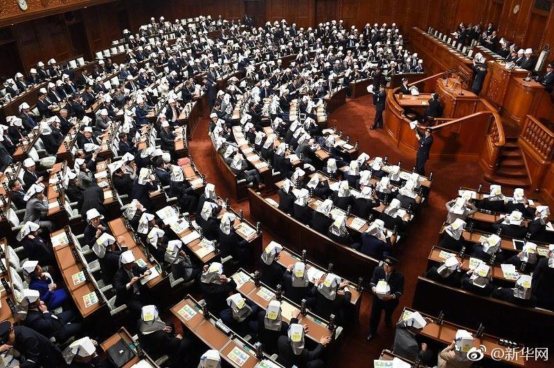 日本高官集體戴頭盔開(kāi)會(huì) 原來(lái)是地震演練