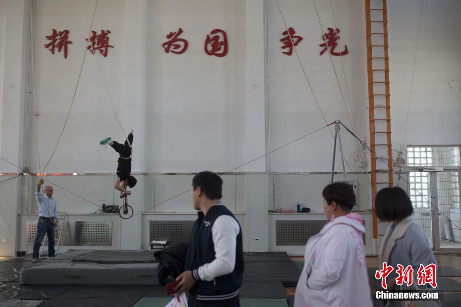北京民眾探訪中國雜技團(tuán) 體驗雜技奧秘