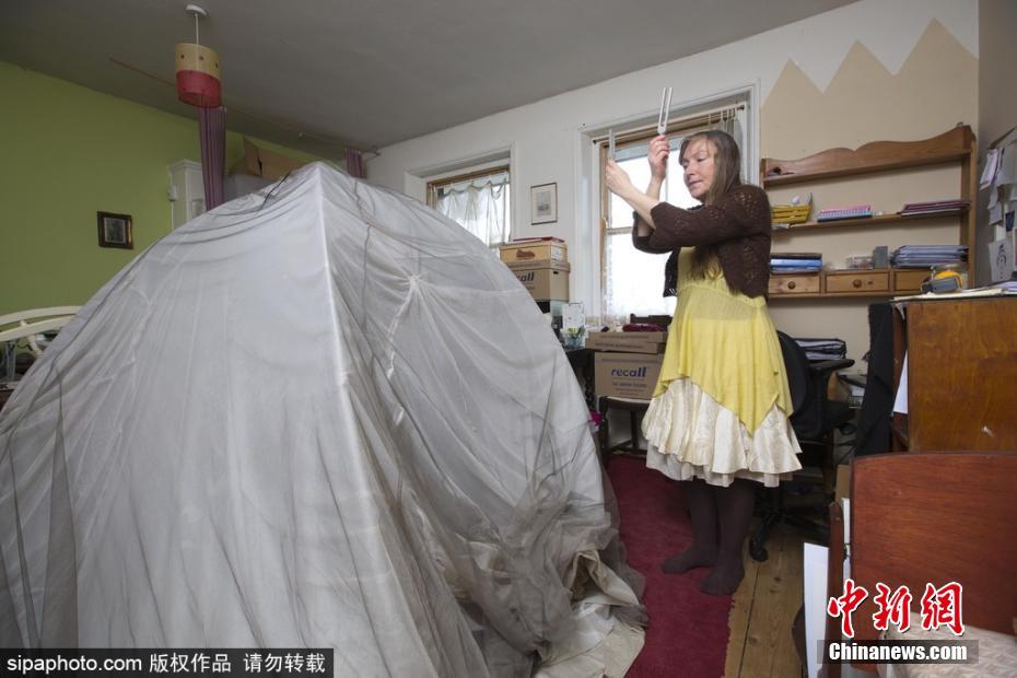 英國一女子對(duì)電磁波過敏 每日18小時(shí)躲防護(hù)罩中
