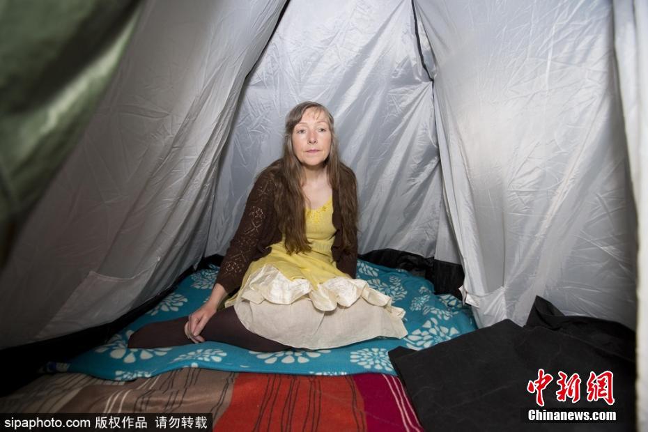 英國(guó)一女子對(duì)電磁波過(guò)敏 每日18小時(shí)躲防護(hù)罩中