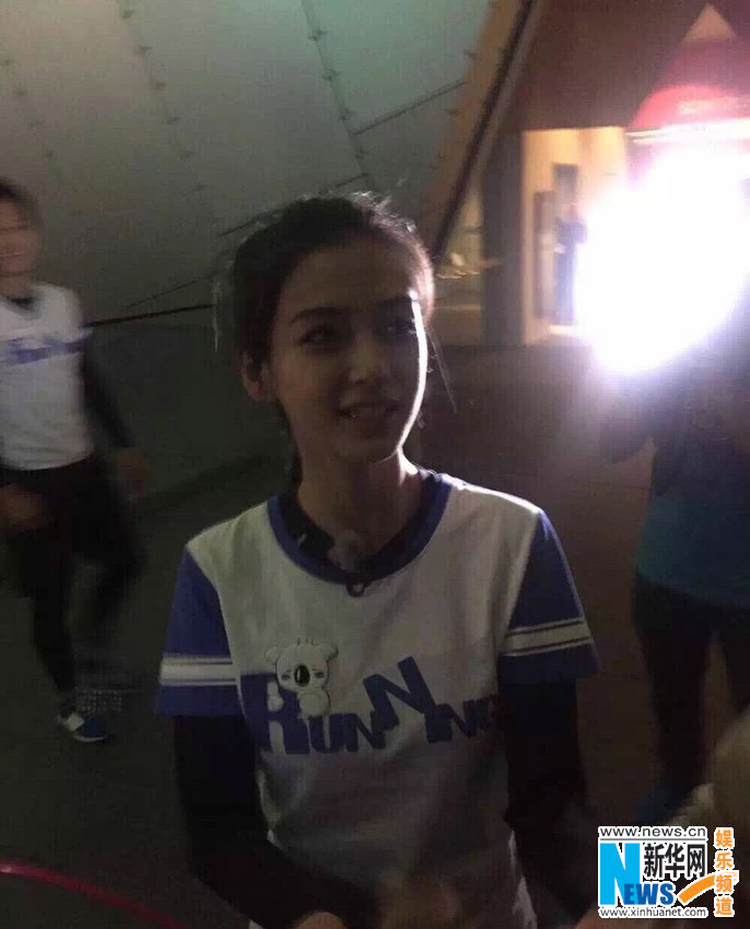 路人拍攝Angelababy跑男路透照 網(wǎng)友留言高糊也可愛(ài)
