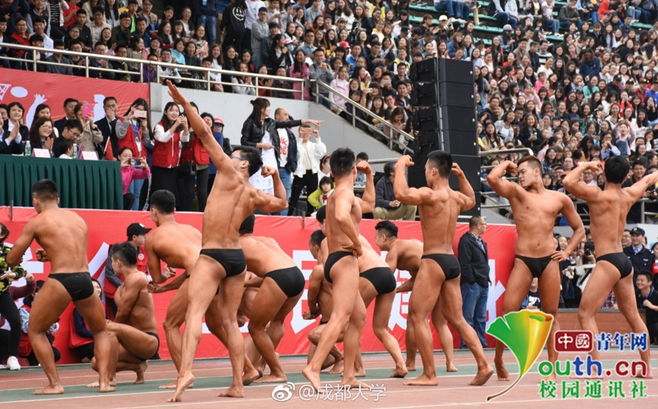 好害羞！成都大學(xué)運動會現(xiàn)“男子健身隊”引全場歡呼