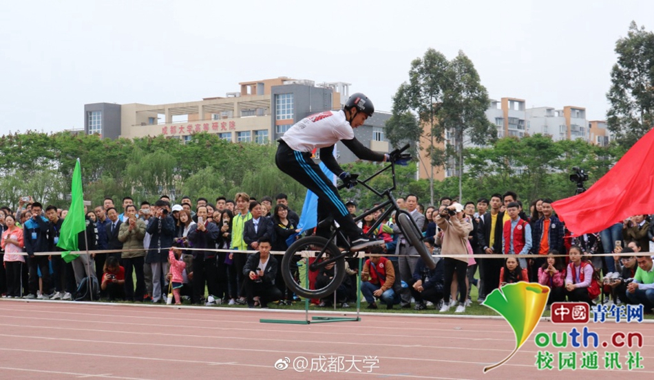 好害羞！成都大學運動會現(xiàn)“男子健身隊”引全場歡呼