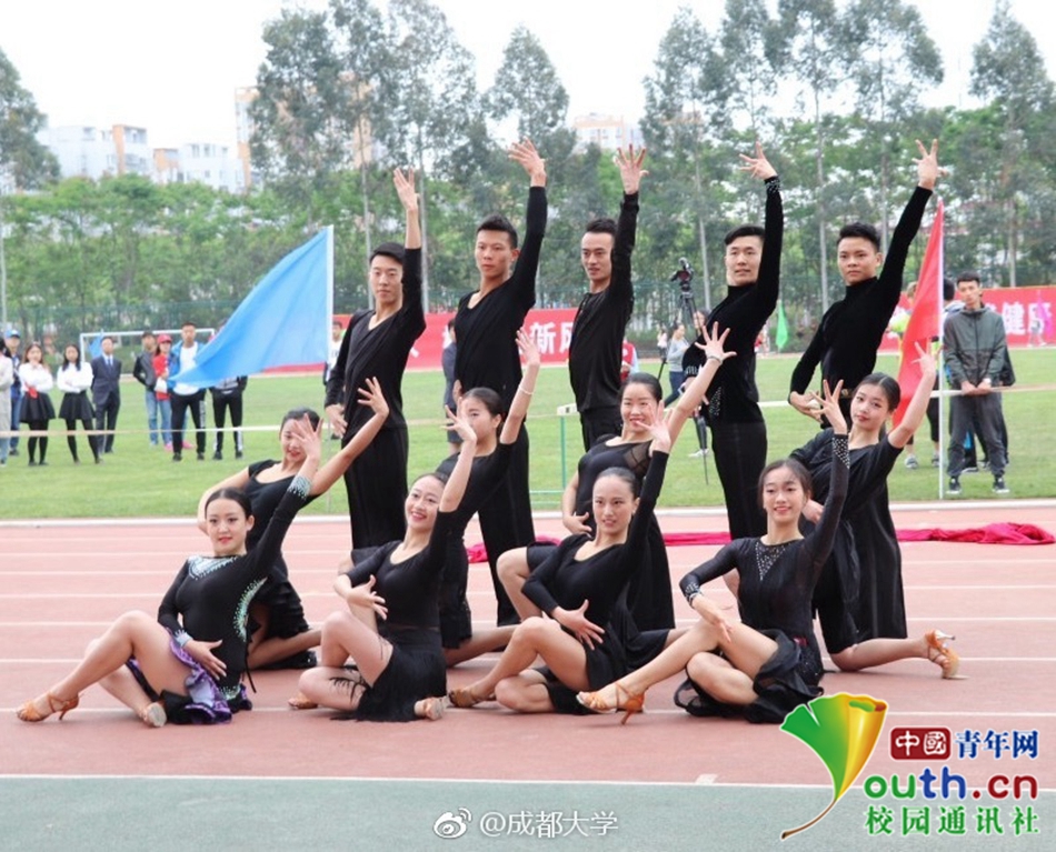 好害羞！成都大學運動會現“男子健身隊”引全場歡呼