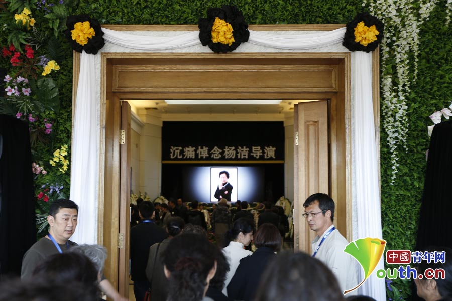 導演楊潔今日遺體告別 三位唐僧扮演者同送花圈