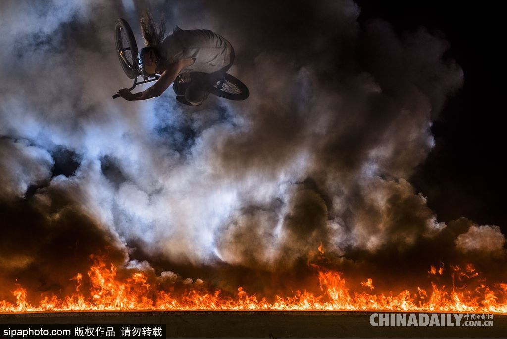 原來(lái)可以這么玩！盤點(diǎn)全球各地運(yùn)動(dòng)牛人挑戰(zhàn)極限的高能瞬間
