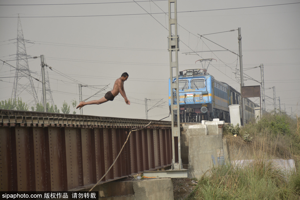 實拍印度男孩火車外玩特技 縱身躍入恒河
