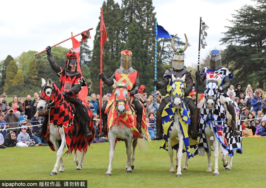 英國春季騎士節(jié)再度上演中世紀(jì)對(duì)決 服飾花哨復(fù)古趣味十足