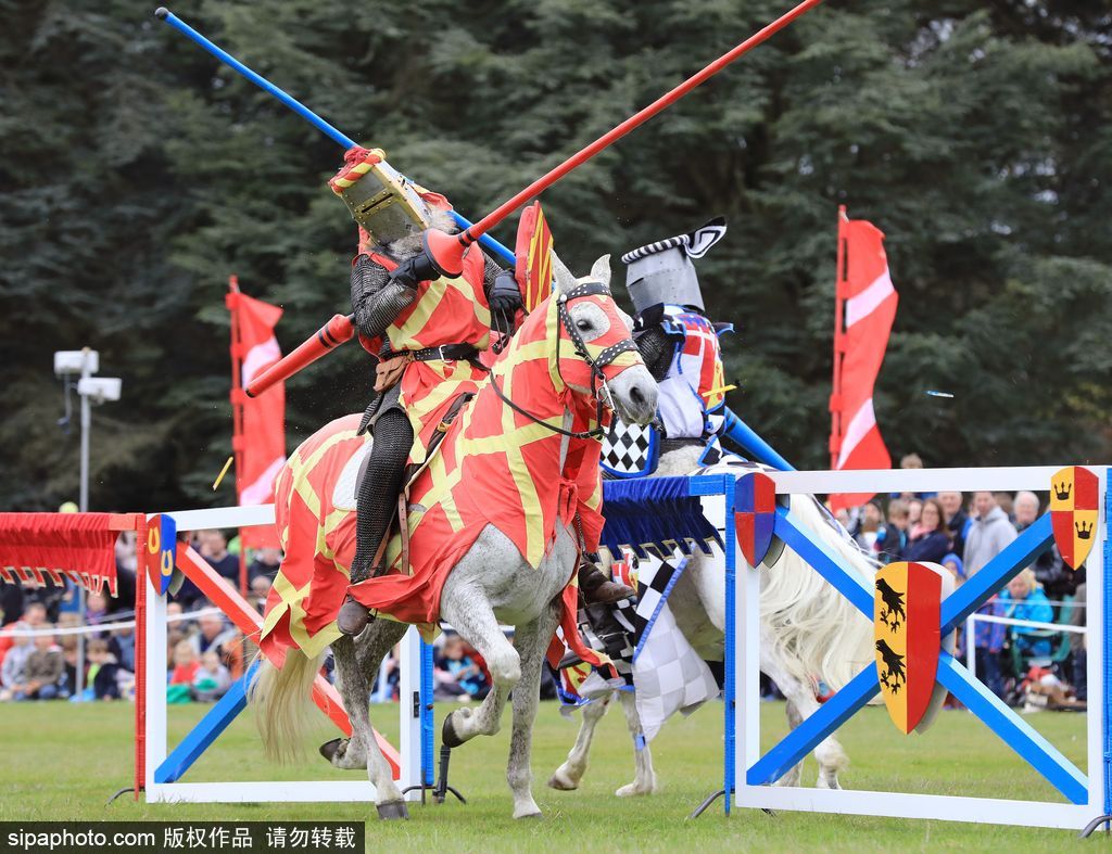 英國春季騎士節再度上演中世紀對決 服飾花哨復古趣味十足