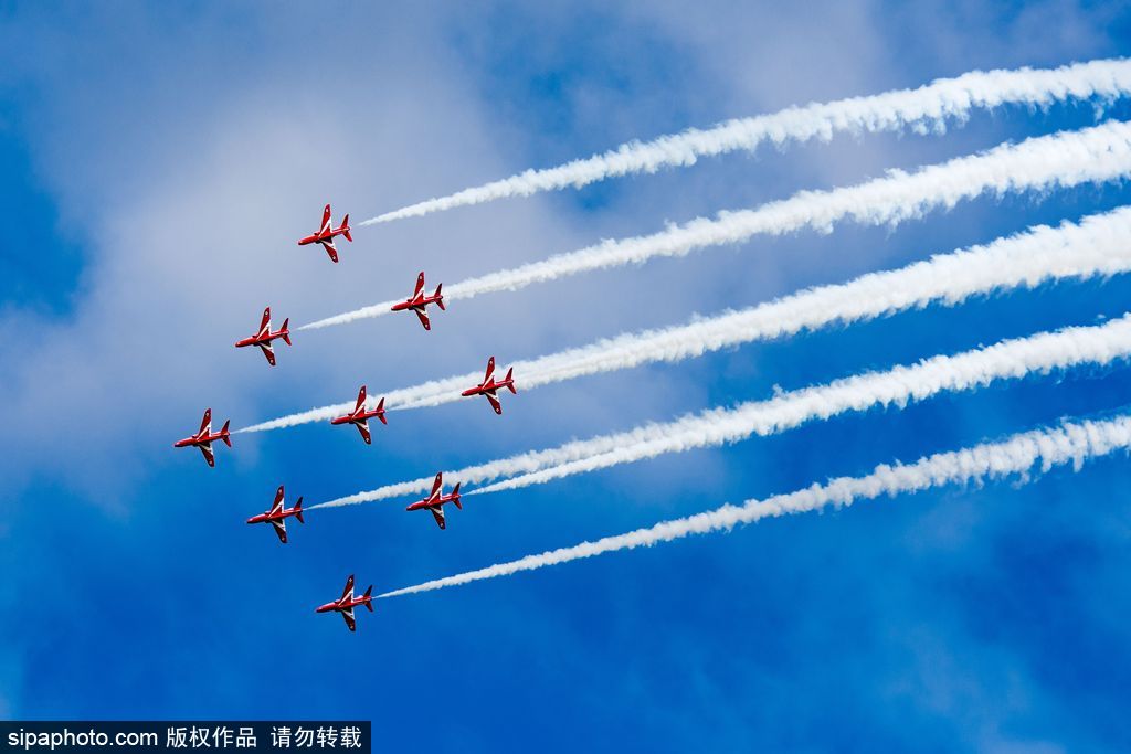 英國紅箭特技飛行隊(duì)編隊(duì)訓(xùn)練 馳騁藍(lán)天高空炫技震撼人心