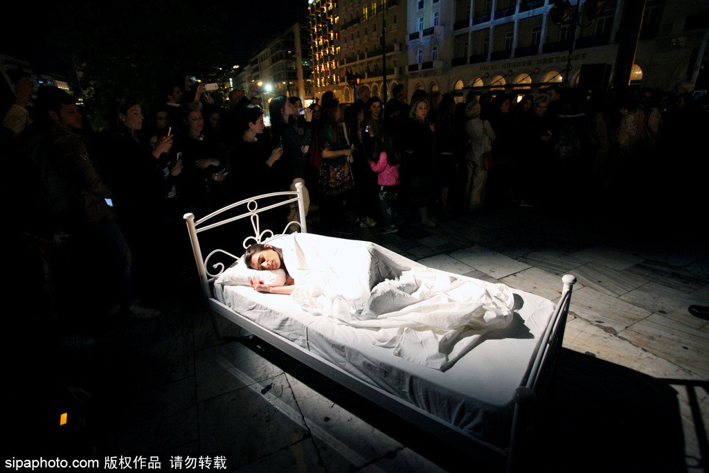 行為藝術(shù)？ 兩名女性希臘憲法廣場當(dāng)街“表演”睡覺