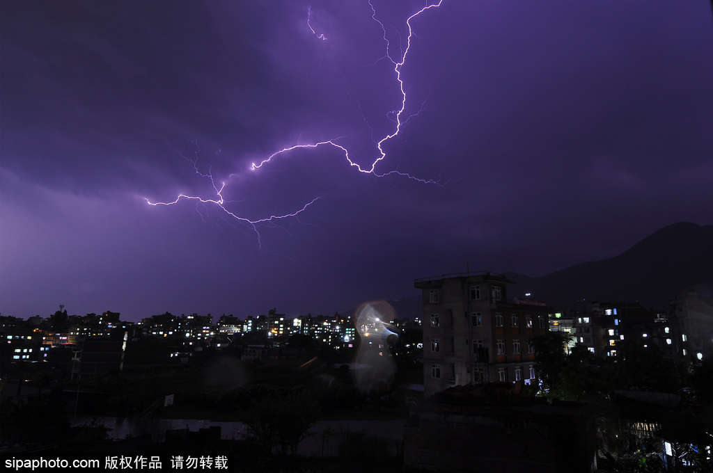 尼泊爾夜晚天空現紫色閃電 直劈天際