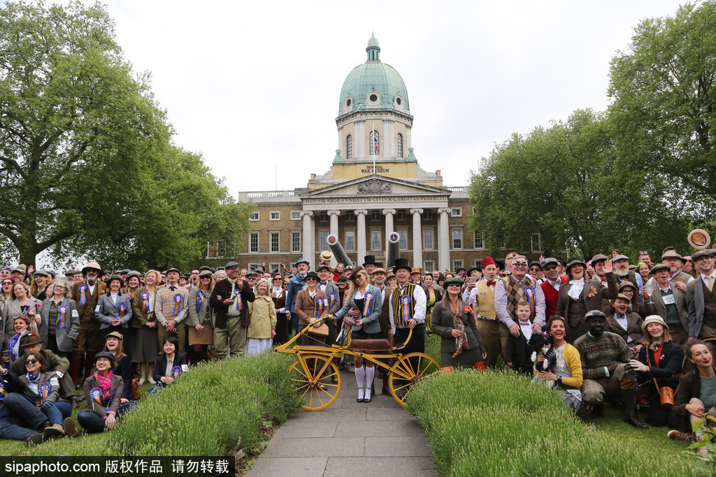 英國(guó)舉行復(fù)古騎行 粗花呢服裝引領(lǐng)懷舊風(fēng)潮