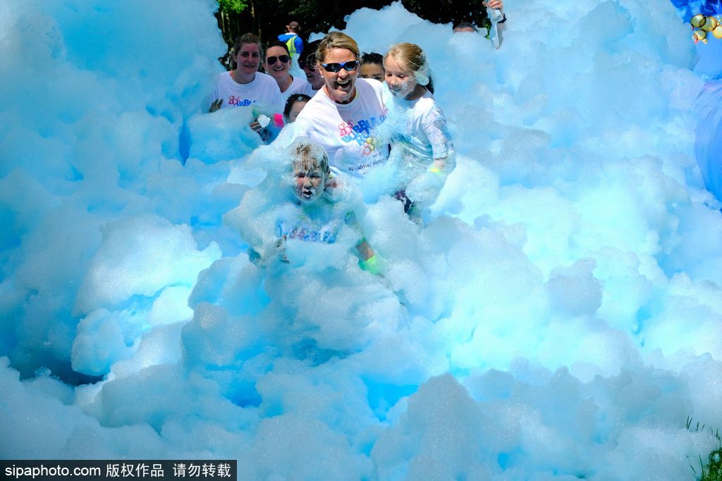 重回童年！英國舉行五彩泡泡跑 體驗最開心五公里