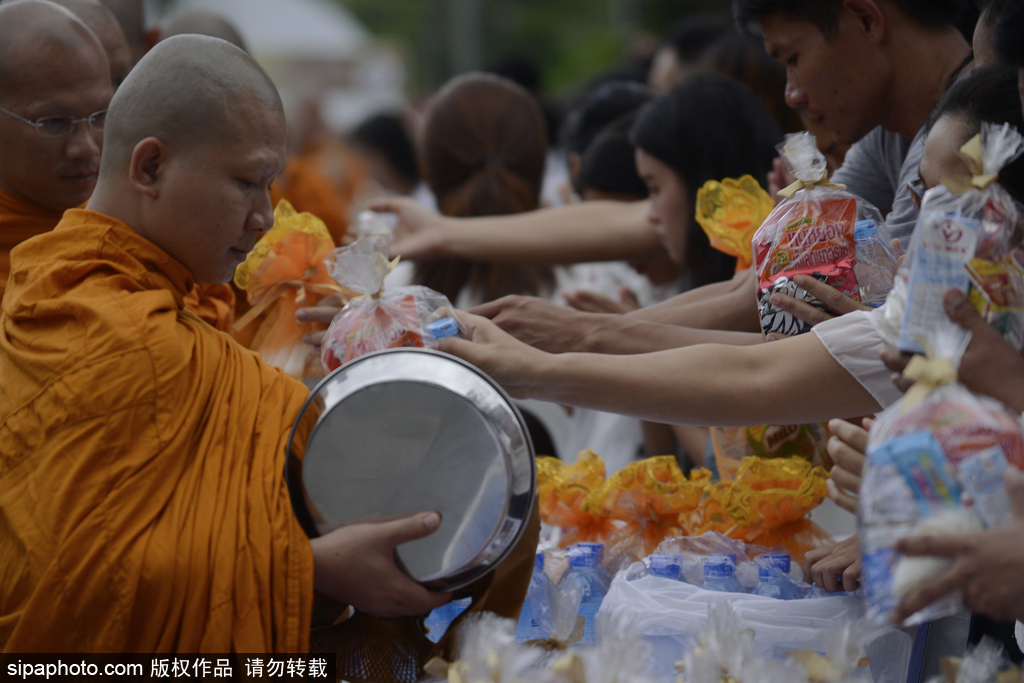 泰國慶祝佛誕節 民眾前往寺廟排隊祈福施善
