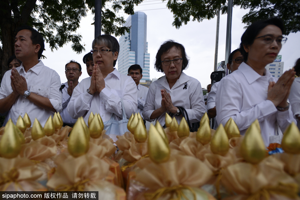 泰國慶祝佛誕節 民眾前往寺廟排隊祈福施善