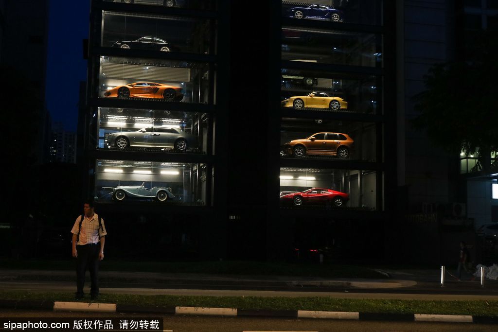 投幣買豪車！新加坡現(xiàn)世界最高汽車自動(dòng)售貨機(jī)達(dá)15層樓