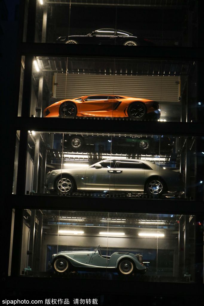 投幣買豪車！新加坡現(xiàn)世界最高汽車自動售貨機(jī)達(dá)15層樓