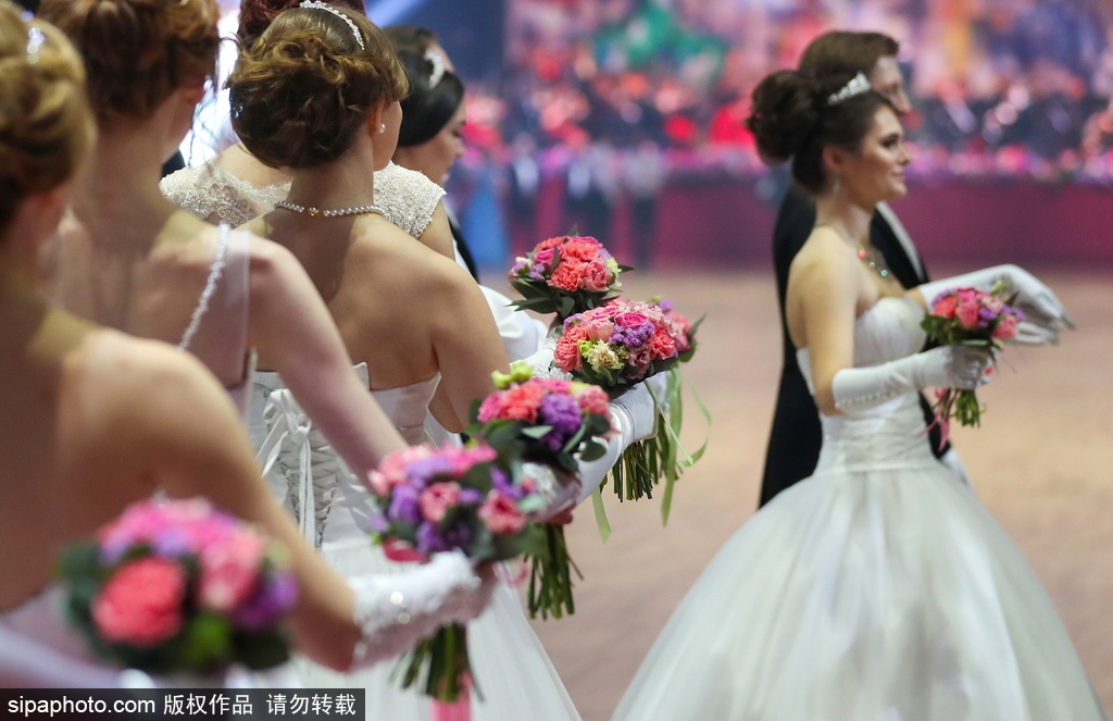 維也納慈善舞會莫斯科盛大開幕 現(xiàn)場美女俊男云集華麗繽紛