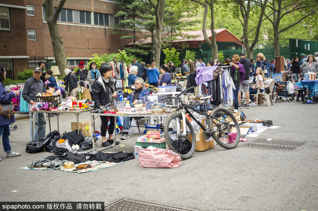 紐約民眾“淘寶”時節到來 年度跳蚤市場拉開帷幕