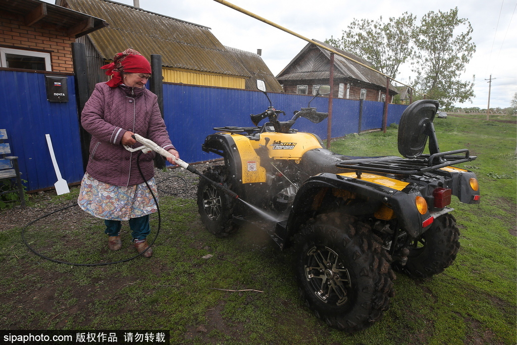 厲害了！俄羅斯老人開全地形車犁地超拉風