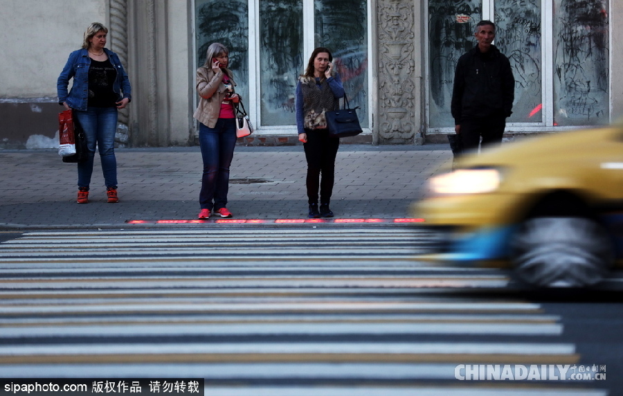 “長(zhǎng)”在斑馬線上的紅綠燈 莫斯科一街道專為低頭黨設(shè)計(jì)