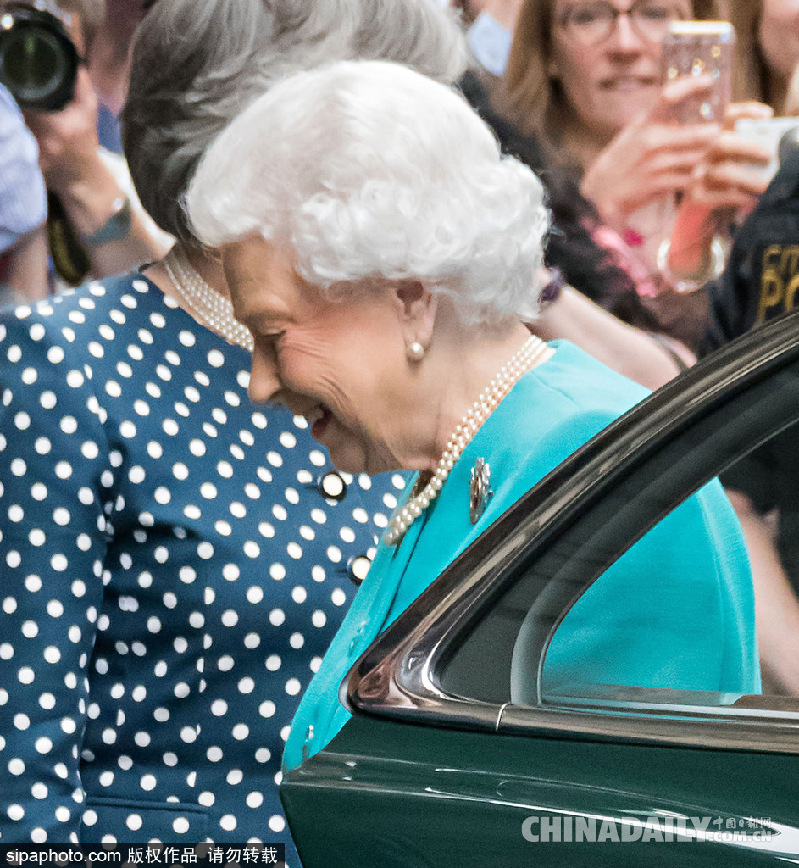 英國(guó)女王伊麗莎白二世穿碎花裙亮相萌萌噠