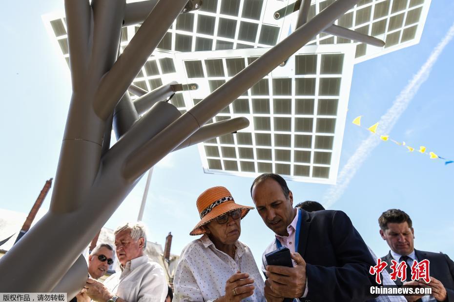 法國街頭“種”下電子樹 可提供WiFi為手機充電