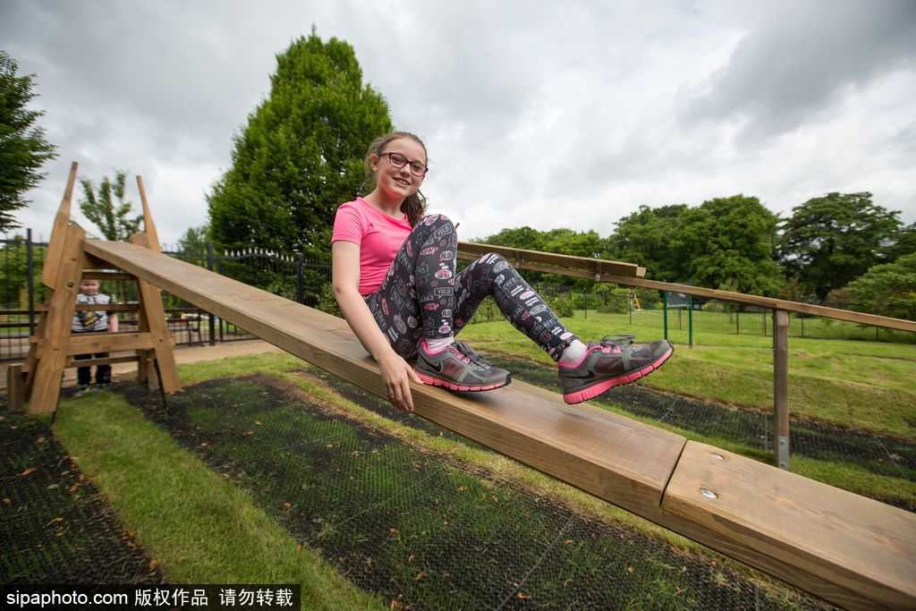 英國(guó)再現(xiàn)世界第一個(gè)兒童滑梯 距今九十多年竟沒有邊沿