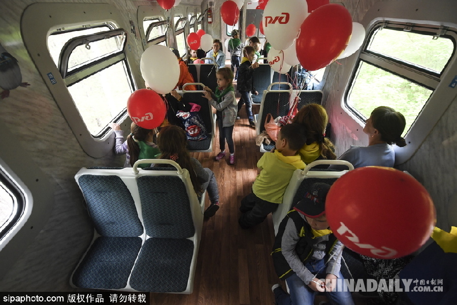 俄羅斯新西伯利亞運(yùn)行兒童列車(chē)慶祝六一