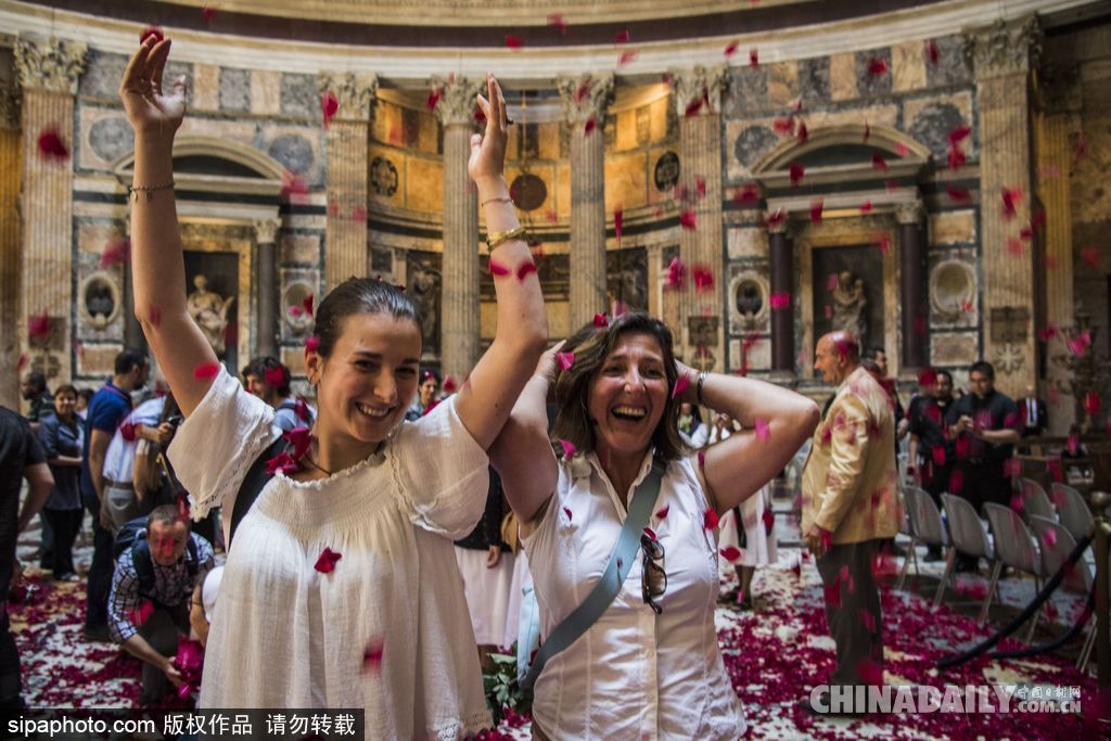 意大利萬神廟五旬節彌撒 揮灑玫瑰花瓣浪漫絕美