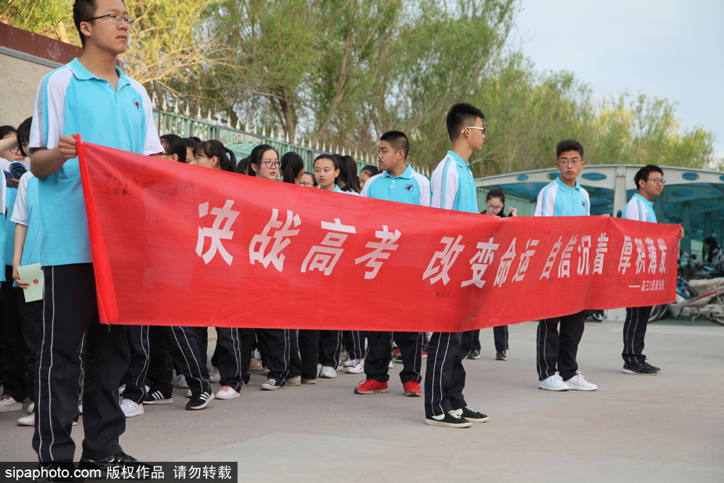 新疆哈密：高考第一日 低年級(jí)學(xué)生家長(zhǎng)送考沿路壯行
