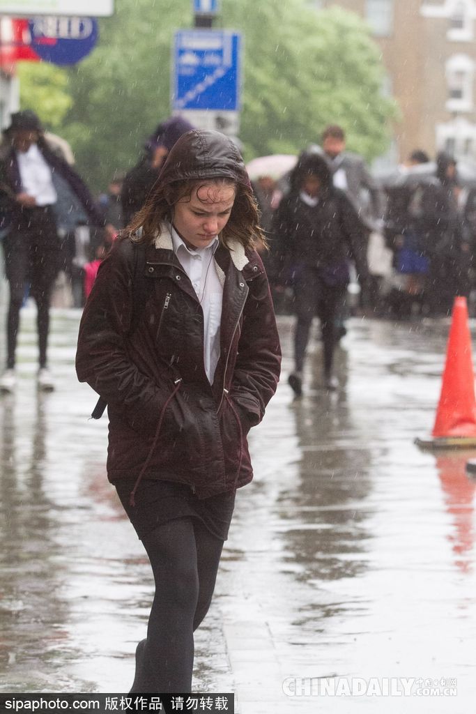 英國倫敦雨天狂風大作 民眾出行雨傘被吹翻